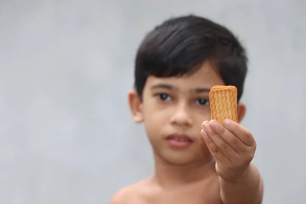 Niño Lindo Sosteniendo Galletas Con Mano Concepto Alimentos Horneados Procesados — Foto de Stock