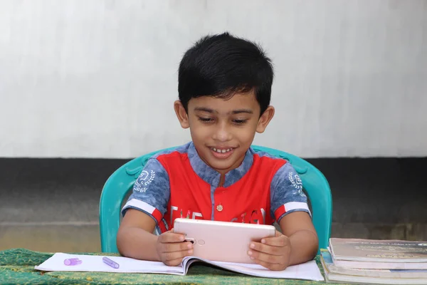 Menino Asiático Feliz Usando Smartphone Enquanto Estudava Fora Menino Escola — Fotografia de Stock