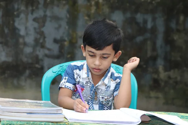 Niño Asiático Años Sentado Junto Escritorio Escrito Cuaderno Chico Escuela — Foto de Stock