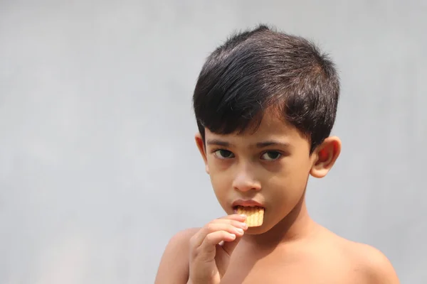 Lindo Niño Comiendo Galletas Concepto Alimentos Horneados Procesados Aislados Espacio — Foto de Stock