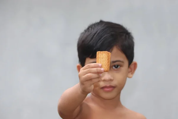 Bonito Pouco Ásia Menino Segurando Biscoitos Com Mão Conceito Alimento — Fotografia de Stock