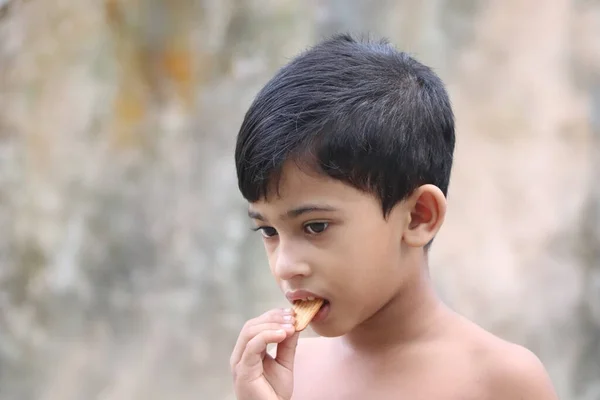 Lindo Niño Comiendo Galletas Concepto Alimentos Horneados Procesados — Foto de Stock