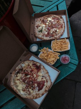 Londra 'da bir arkadaşınla pizza götür.