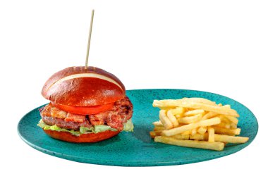 Pastırmalı hamburger, domates, marul ve kızarmış patates.