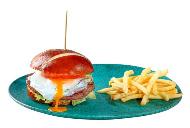 Hamburger, ekmek, yumurta, marul, domates ve kızarmış patates.