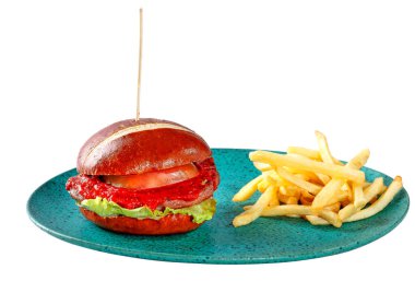 Hamburger, ekmek, marul, domates, biber ve kızarmış patates.