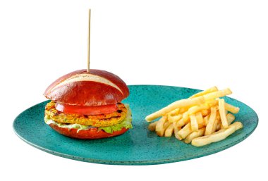 Ekmek, domates, marul ve kızarmış patatesli tavuk burger.