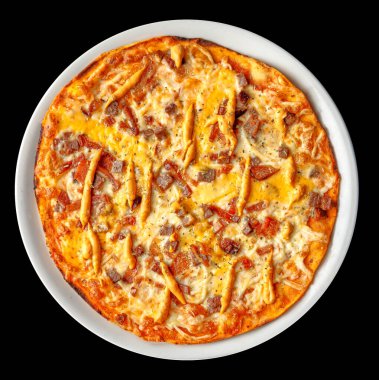 Etli İtalyan pizzası, çedar peyniri, tavuk ve domates. Siyah arkaplanda 