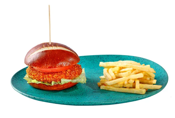 Domatesli kaplanmış hamburger, marul ve kızarmış patates.