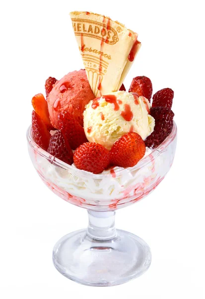 Tatlı tatlı, vanilyalı ve çilekli dondurma, kurabiye, krema ve çilekli meyve