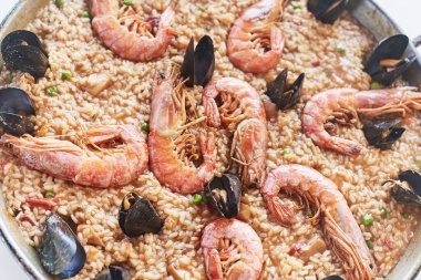 Midyeli ve karidesli İspanyol paella.