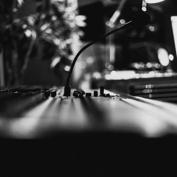 レコーディングスタジオ上のミキサーコンソール — ストック写真