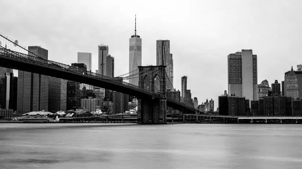 ニューヨークの風景 ブルックリン橋とイースト川 — ストック写真