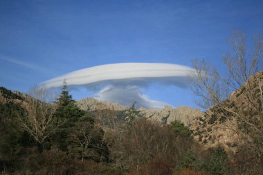 Pedriza kulelerinin üzerinde garip bir bulut