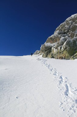 Sierra de Guadarrama 'da yükselen bir dağcının ayak izleri