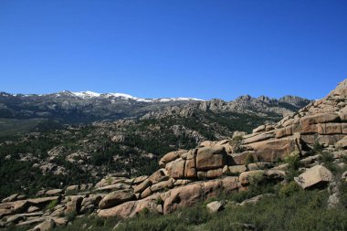 La Pedriza ve Sierra de Guadarrama 'nın panoramik manzarası