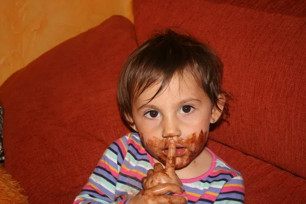 Chica Con Cara Manchada Chocolate — Foto de Stock