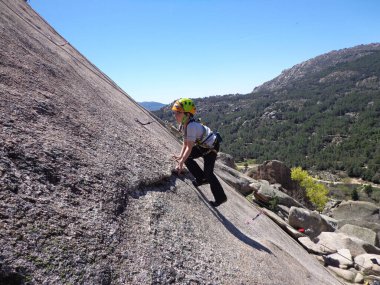 Çocuk La Pedriza 'da bir yapışkanlık yoluna tırmanıyor