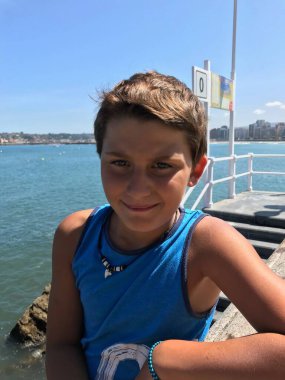 Gülümseyen ve bakımlı bir çocuk