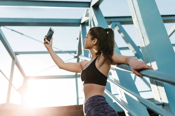 Ve açık ve yapım selfie mavi köprüde germe egzersiz fitness kız.