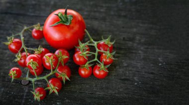 Ahşap arka planda kiraz domatesleri