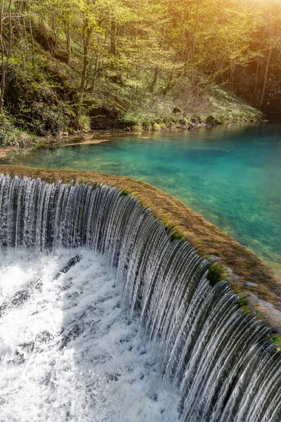 Doğa küçük şelale