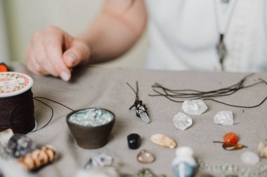 Kadın eli, el yapımı mücevher, ev yapımı atölye çalışması. Kadın zanaatkar mücevher üretir. Sanat, hobi, el işi konsepti