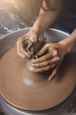 Küçük bir çömlek yapma Esnaf çömlek kadın