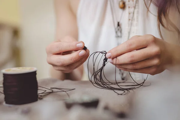 Bijoux en pierres précieuses faits à la main — Photo