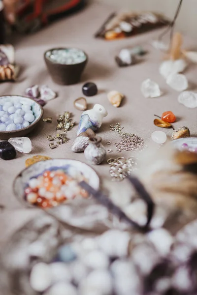 El yapımı değerli taş takılar, ev atölyesi. Kadın esnaf mücevher oluşturur. Sanat, hobi, el sanatları konsepti