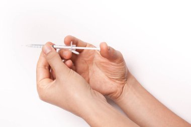  Doktor elinde bir şırınga tutuyor..