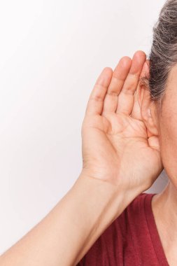 Kadın duymaya çalışıyor. İşitme sorunu.