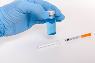 Doktor elinde ilaç şişesi tutuyor..