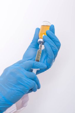  Doktor elinde ilaç şişesi ve şırınga tutuyor..