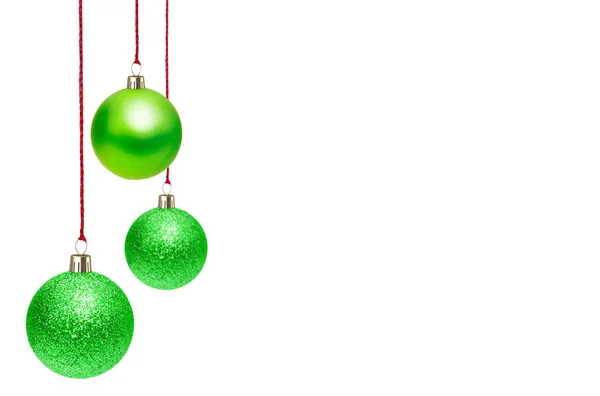 Beyaz arka planda izole edilmiş Noel süsleri. 