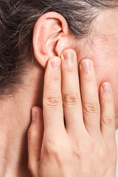 Mujer Sostiene Oreja Con Mano Oreja Mujer Duele — Foto de Stock