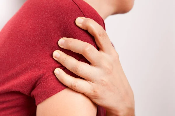 Mulher Com Dor Ombro Dor Corpo Humano Conceito Cuidados Saúde — Fotografia de Stock