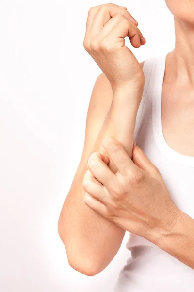 Vrouw Krabt Aan Haar Arm — Stockfoto