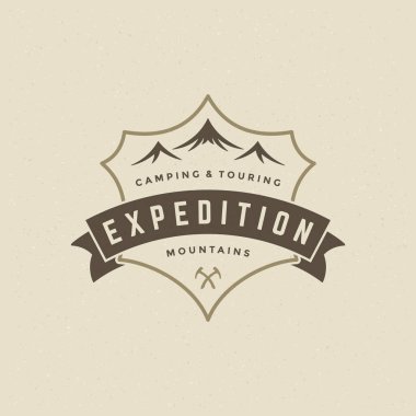 Dağlar logosu amblemi vektör çizim. Açık macera keşif, gömlek, yazdırma damga dağlar siluet. Vintage tipografi rozet tasarım.