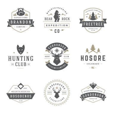 Kamp logolar şablonlar tasarım öğeleri vektör ve siluetleri ayarla, Outdoor macera dağlar ve orman gezileri, vintage tarzı amblem ve rozetleri retro illüstrasyon.