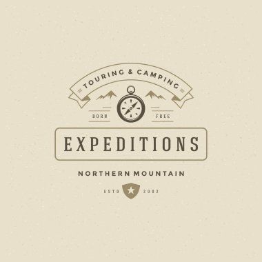 Logosu amblemi vektör çizim pusula. Açık macera eğlence, siluet gömlek, yazdırma damgası. Vintage tipografi rozet tasarım.