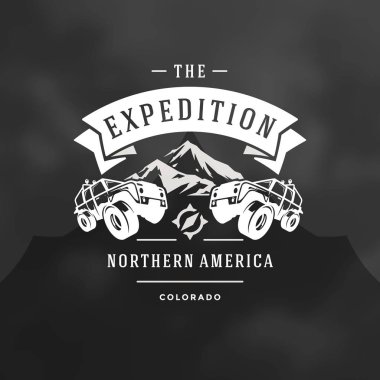 Yol araba logosu amblemi vektör çizim. Açık aşırı macera keşif, safari suv siluet gömlek, damga yazdırın. Vintage tipografi rozet tasarım.