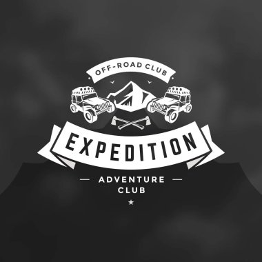 Yol araba logosu amblemi vektör çizim. Açık aşırı macera keşif, safari suv siluet gömlek, damga yazdırın. Vintage tipografi rozet tasarım.