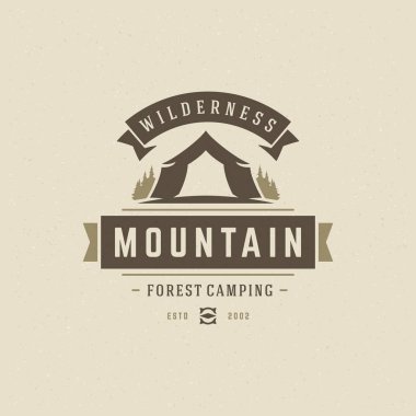 Orman kamp logosu vektör çizimi. Açık hava macera eğlencesi, kamp çadırı silueti tişörtü, parmak izi damgası. Klasik tipografi rozet tasarımı.