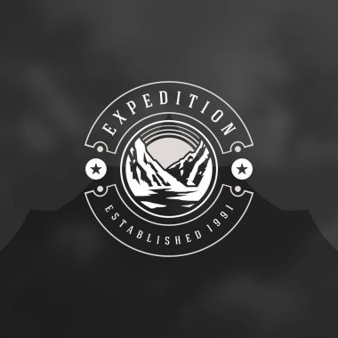 Dağlar logosu amblemi vektör çizim. Açık macera keşif, gömlek, yazdırma damga dağlar siluet. Vintage tipografi rozet tasarım.