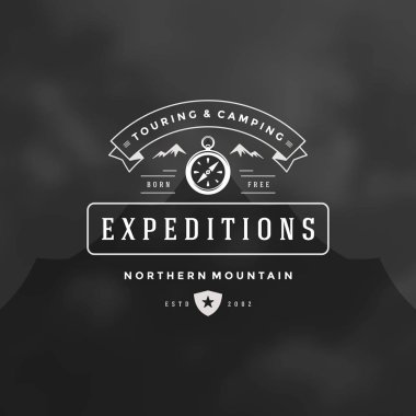 Logosu amblemi vektör çizim pusula. Açık macera eğlence, siluet gömlek, yazdırma damgası. Vintage tipografi rozet tasarım.