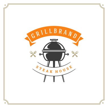 Restoran logo vektör çizim ızgara. Barbekü et lokantası menüsü amblemi, ızgara ve alev siluet. Vintage tipografi rozet tasarım.