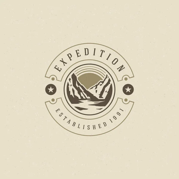 Bergen Logotypen Emblem Vektorillustration Utomhus Äventyr Expedition Bergen Silhouette Shirt — Stock vektor