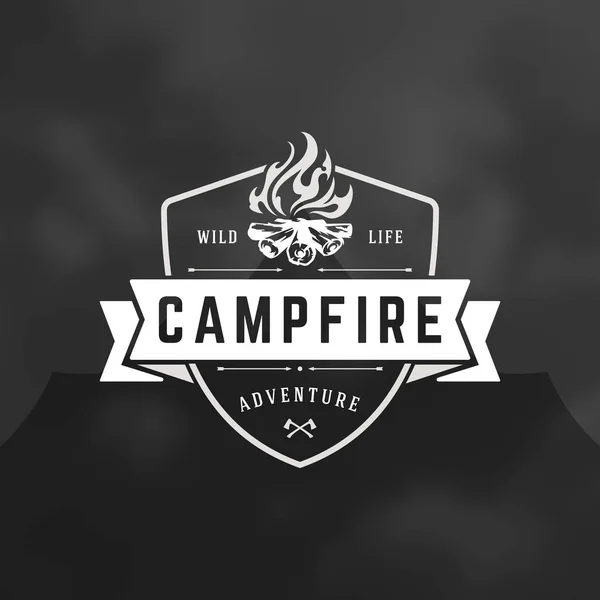 Векторні Ілюстрації Логотипом Лісового Кемпінгу Відкритий Пригодницький Дозвілля Силует Campfire — стоковий вектор