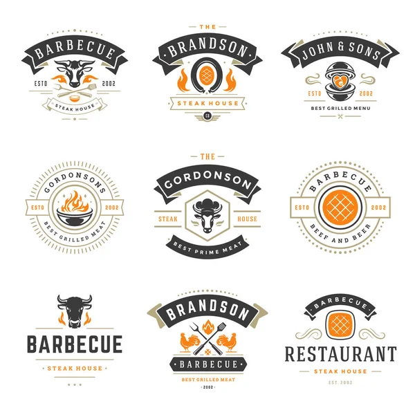 Restoran logolar ve rozetleri set vektör çizim ızgara. Barbekü et lokantası menü amblem ve gıda siluetleri. Vintage tipografi tasarım.
